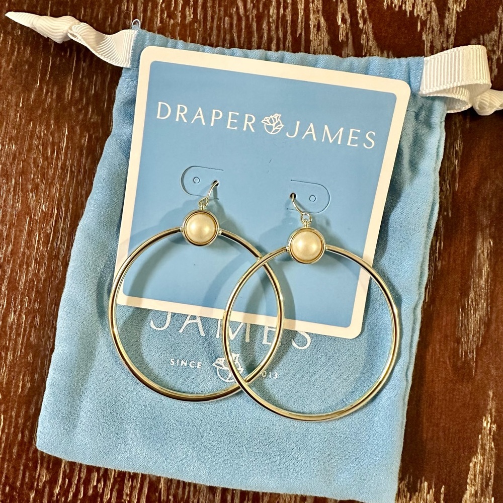 Draper James Gold Hoop with White Pearl Earrings Style JE0028